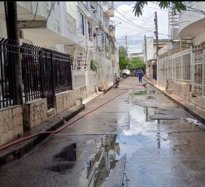 EN LA URBANIZACION LA PRINCESA ESCUCHANDO LA INCONFORMIDADES POR AGUAS NEGRAS EN SUS CALLES